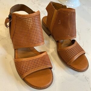 Sofft women’s leather sandals